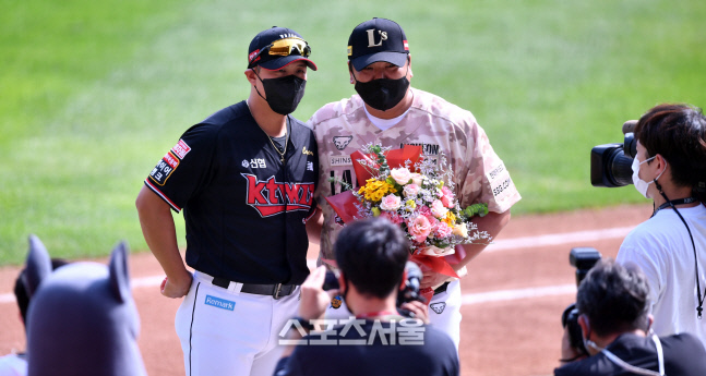 은퇴식 채병룡, KT 황재균의 꽃다발 축하![포토]