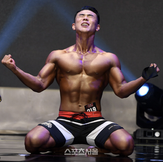 엄청 기뻐하는 류현기, 엄마! ICN 피지크 노비스 클래스3 우승했어! [포토]