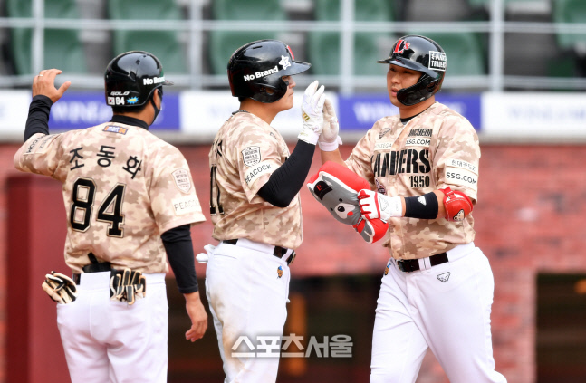 동생 대신해 타석 들어선  최정, 2점 홈런[포토]