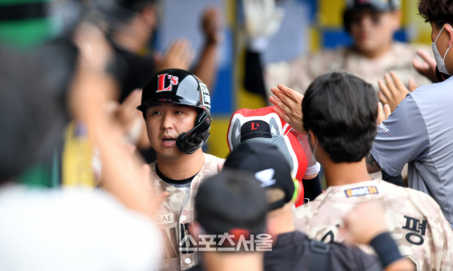 동생 대신해 타석 들어선  최정, 2점 홈런[포토]