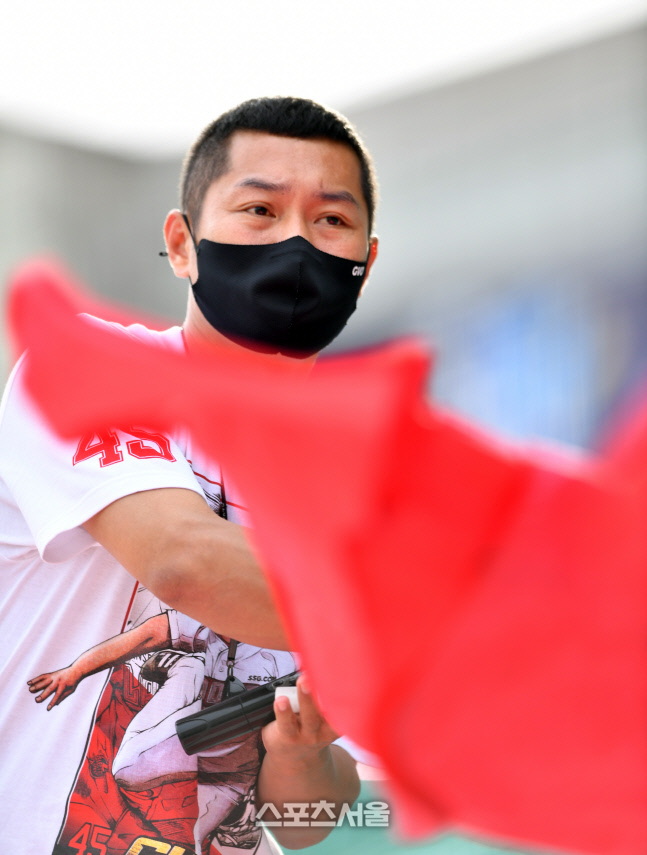 \'그래도 우리는 가을야구를 향해 달려!\' 깃발응원 SSG 응원단장[포토