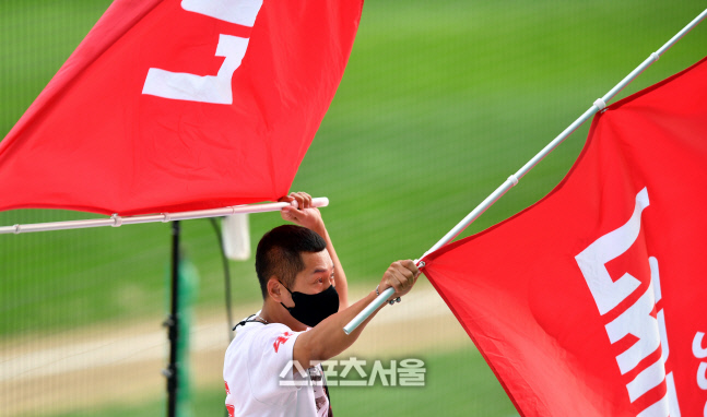 \'응원하면 깃발응원이지!\' SSG 응원단장[포토]