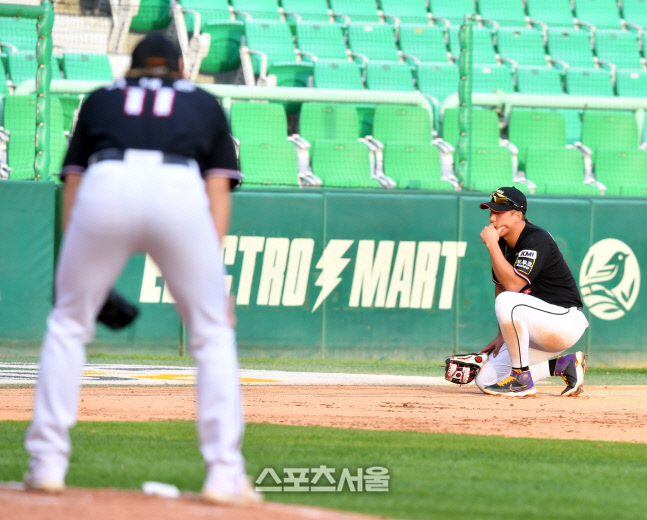 8회말 에러로 동점허용한 황재균 '일어날 수가 없네'[포토]
