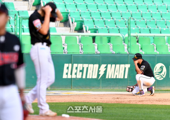 8회말 에러로 동점허용한 황재균 '일어날 수가 없네'[포토]