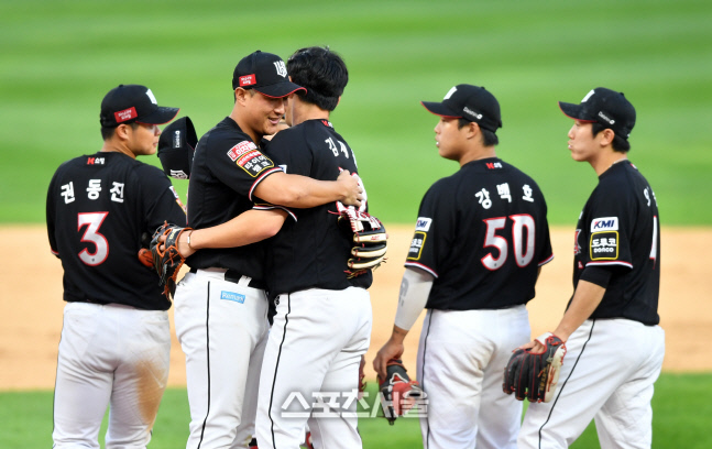 김재윤 끌어안는 황재균[포토]