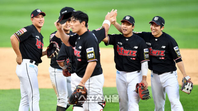 세이브 김재윤, 한숨 돌린 황재균[포토]