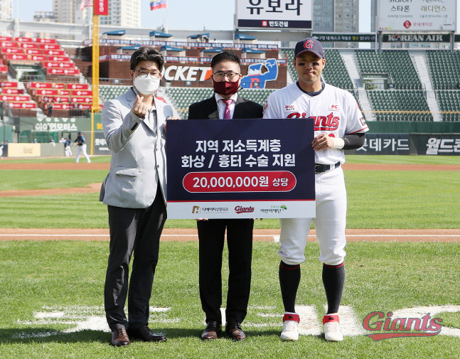 롯데, 지역 성형외과와 함께 저소득계층 청소년에게 연간 2000만원 상당 시술 제공