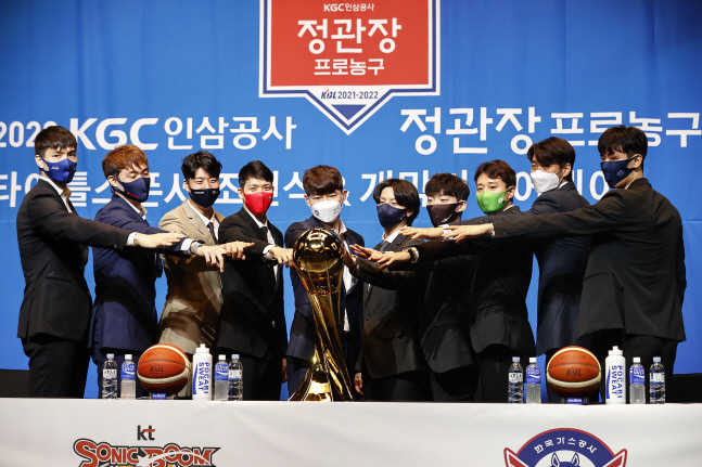 기념촬영하는 10개 구단 대표 선수들