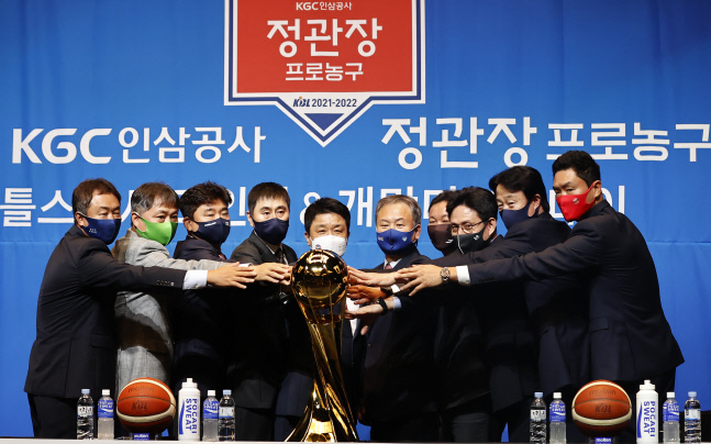 기념촬영하는 10개 구단 감독