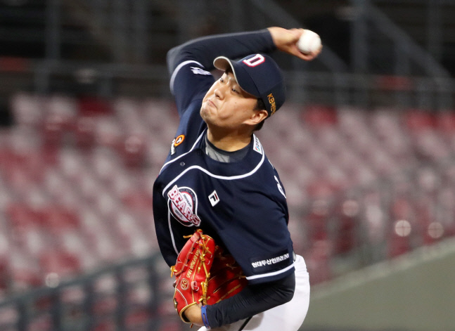 투구하는 이영하