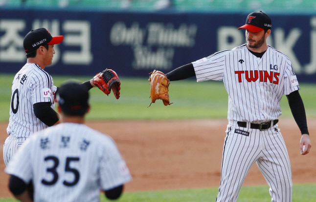 DH 1차전 승리 류지현 감독 "백승현과 오지환이 MVP…김현수 득남 축하"