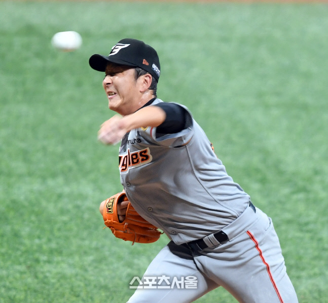 정우람 5년 만에 홀드…역대 4번째 130홀드 대기록 작성