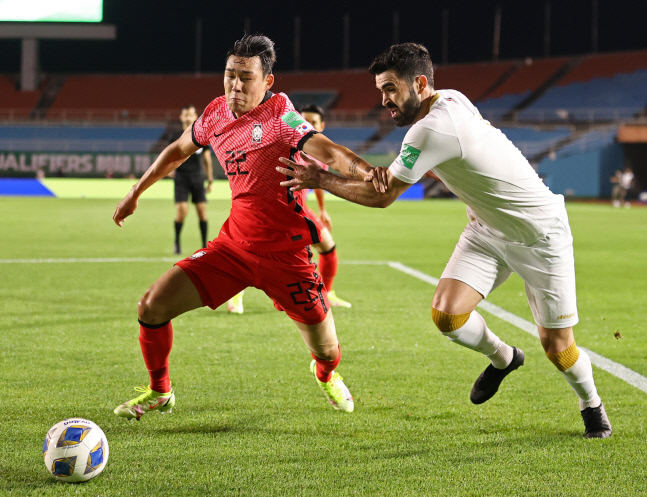 송민규 골대 강타, 황희찬 슛 세 차례 허공으로…전반 0-0 마무리[한국-시리아]