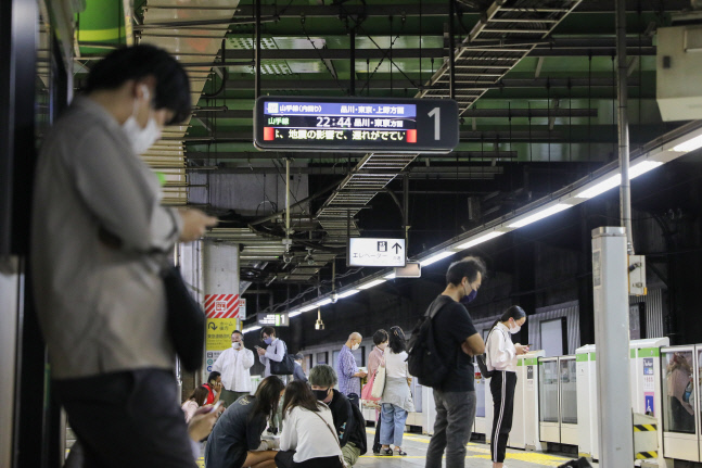 열차 운행 재개 기다리는 일본 도쿄 시민들