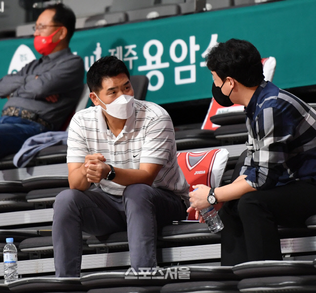 [포토]오리온-SK경기 찾은 조상현 국대감독