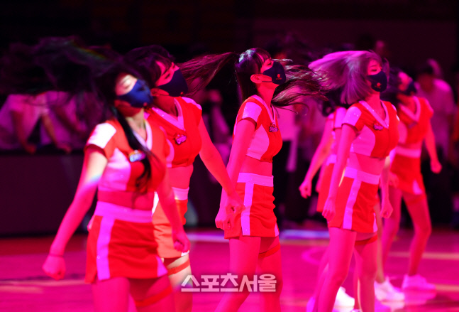 [포토]오리온-SK경기 축하하는 오리온 치어리더