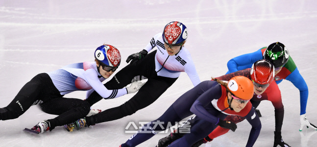 [포토]함께 넘어지는 최민정과 심석희