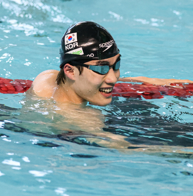 경기 결과 확인 뒤 미소짓는 황선우