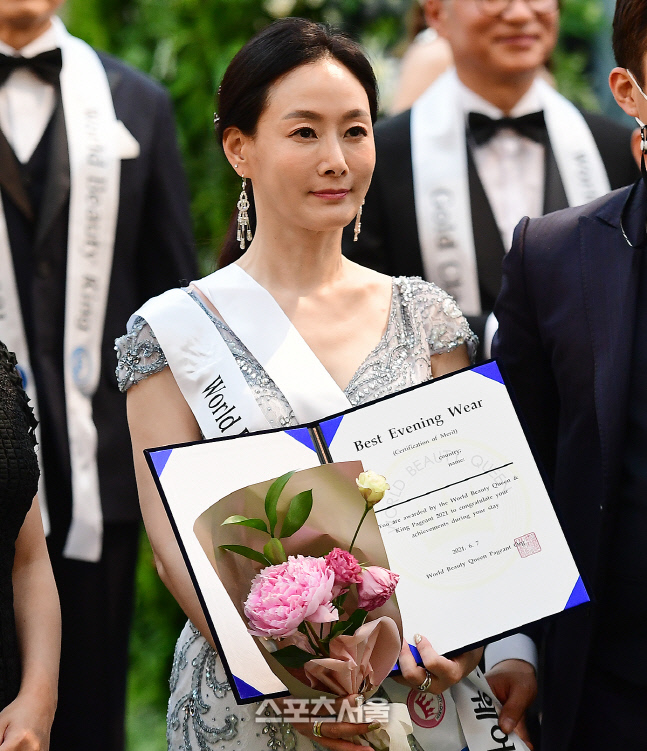 '베스트 이브닝 웨어' 수상한 황종화, '이제부터 나는 이브닝 드레스의 여왕!' [포토]