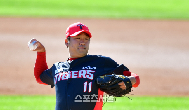 두산전 선발역투 펼치는 이민우 [포토]