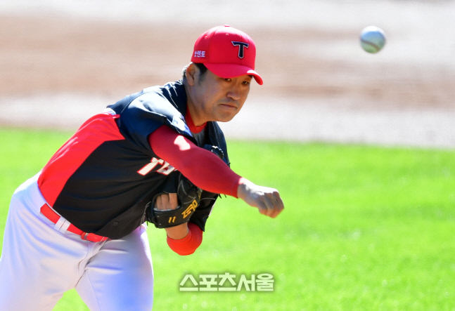 두산전 선발역투 펼치는 이민우 [포토]