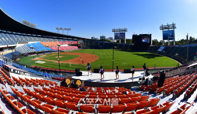 '오늘이 마지막 무관중 응원이길' 두산 치어리더 [포토]