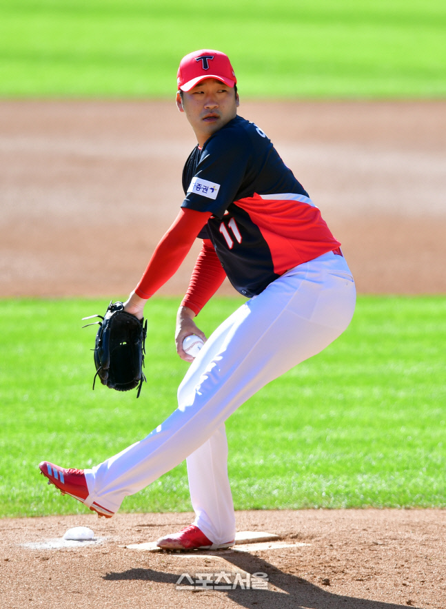 두산전 선발역투 펼치는 이민우 [포토]