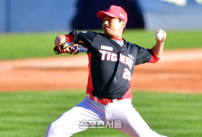 '4회말 책임진' 이준영 [포토]