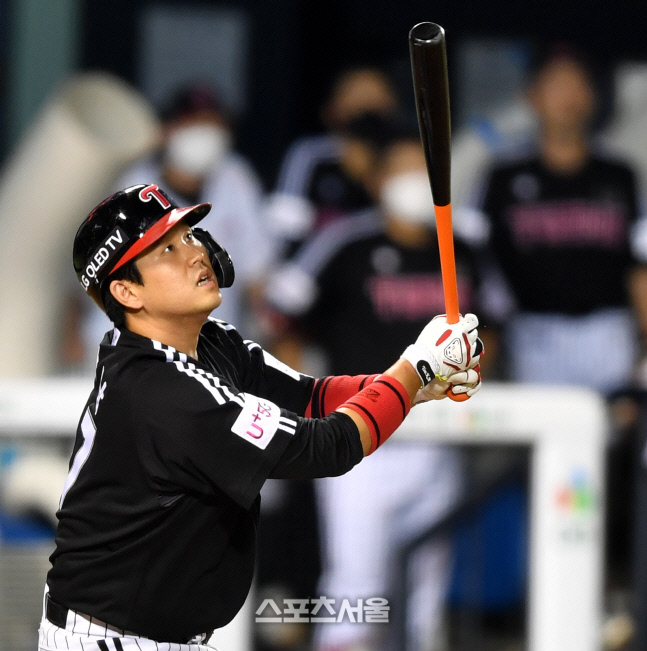 유강남 안우진 상대 솔로포…5년 연속 두 자릿수 홈런