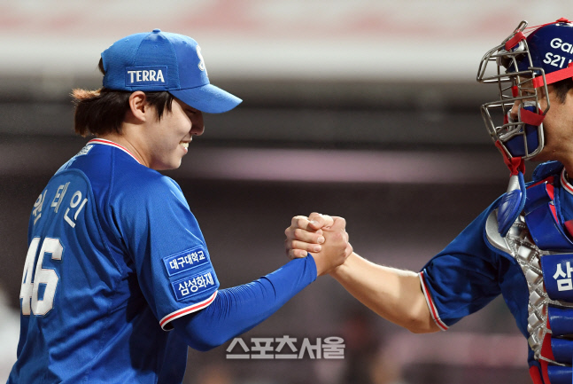 [포토]강민호와 하이파이브 나누는 원태인