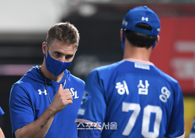 [포토]뷰캐넌의 시즌 13승 축하는 허삼영 감독