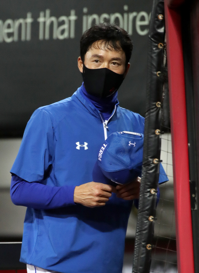 응시하는 허삼영 감독