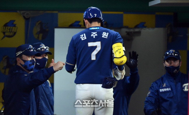 3회초 솔로홈런 김주원, 이동욱 감독의 축하[포토]