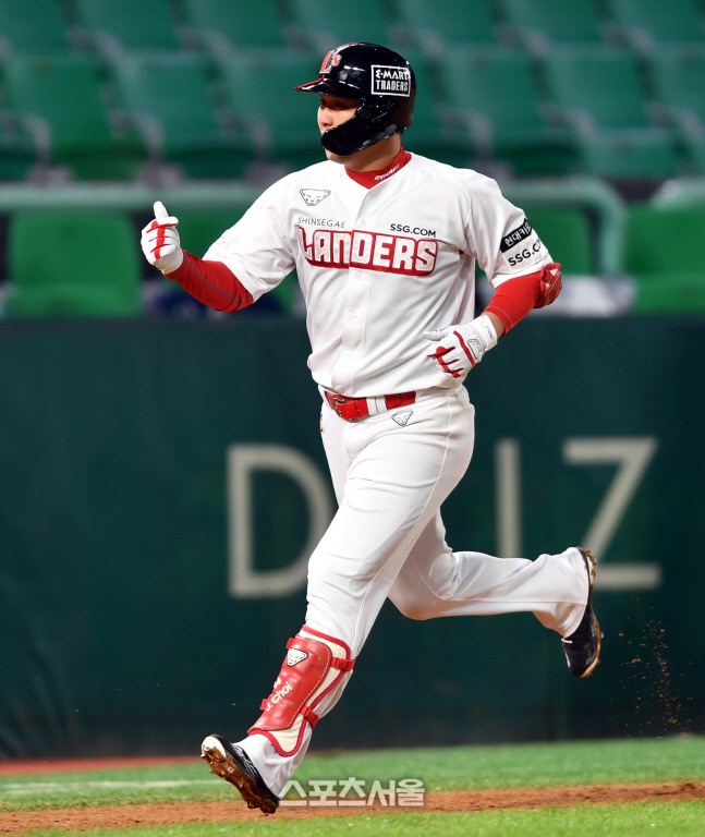 스리런 최정 \'401호 홈런은 하트^^\'[포토]