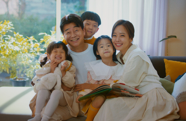 백종원♥소유진 부부, 아이들과 첫 동반 통신사 광고 모델료 전액기부[공식]