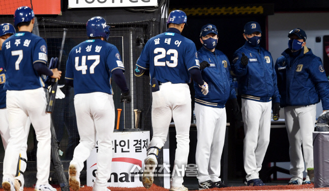 [포토] 이동욱 감독 '홈런 좋았어'