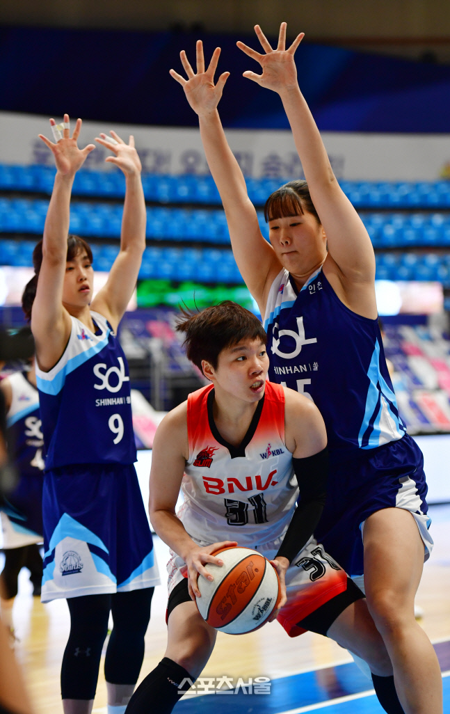 볼 줄곳 찾는 BNK 진안[포토]