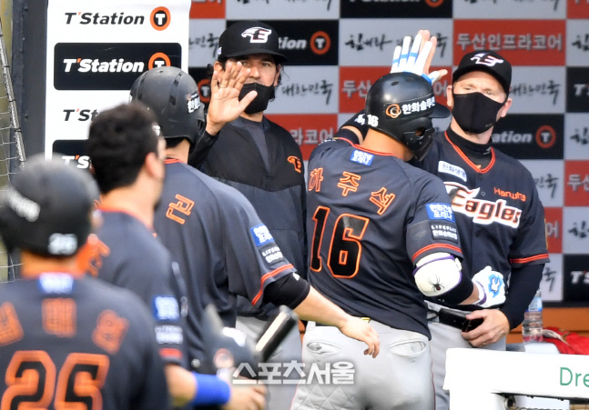 수베로감독 축하받는 하주석, 만루포 꽝!![포토]