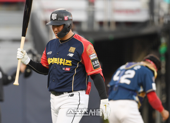 [포토]KT 황재균, 팝업 플라이에 아쉬움을...