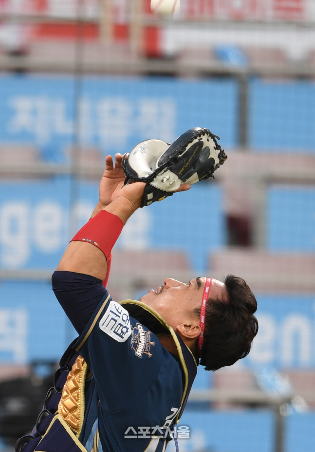 [포토]황재균의 파울 타구 잡아내는 김태군