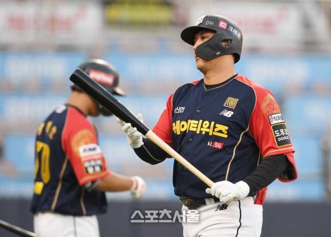 [포토]KT 황재균, 안타 쳐야 하는데...