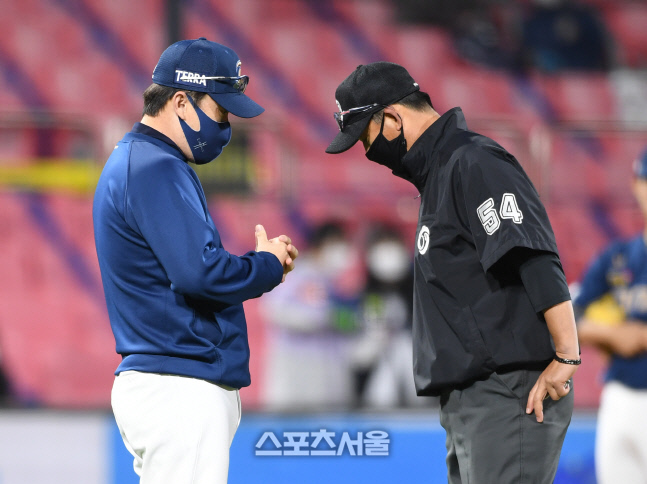 [포토]보크 판정에 항의하는 이동욱 감독