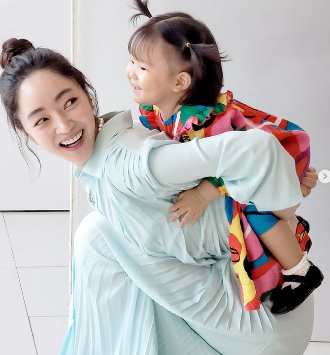 손녀 재롱에 방긋 김수미, 빵터진 서효림, 행복 3대 샷[★SNS]