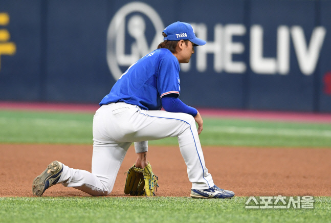 [포토]삼성 김상수, 실책으로 이어지는 실책을...