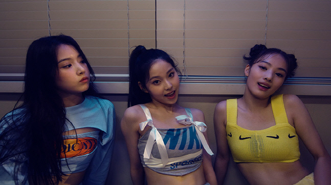 화제의 'JYP 신인 걸그룹' 지니-지우-규진, 댄스 커버 영상 추가 공개!