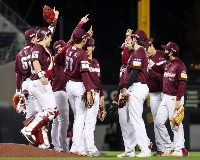 키움 '부자(父子)' 타격왕 이정후 배출하고 극적 WC진출