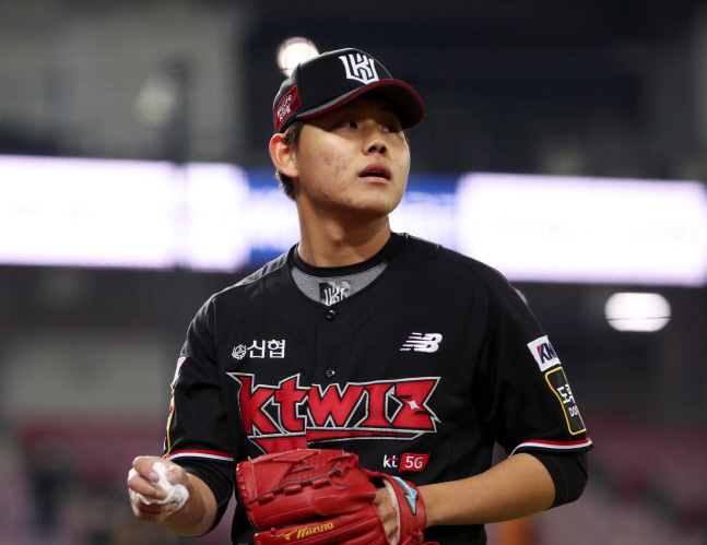 3회 투구 마친 소형준