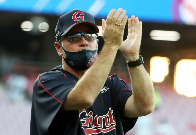 승리 거둔 서튼 감독