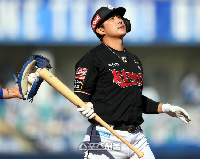 [포토] 삼진 황재균 '유인구에 속았어'