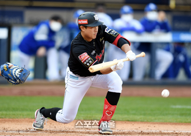 [포토] 황재균 '침착한 번트'